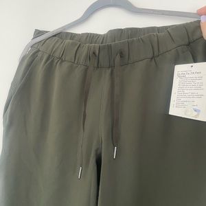 NWT Lululemon on the fly woven pant 7/8 size 8